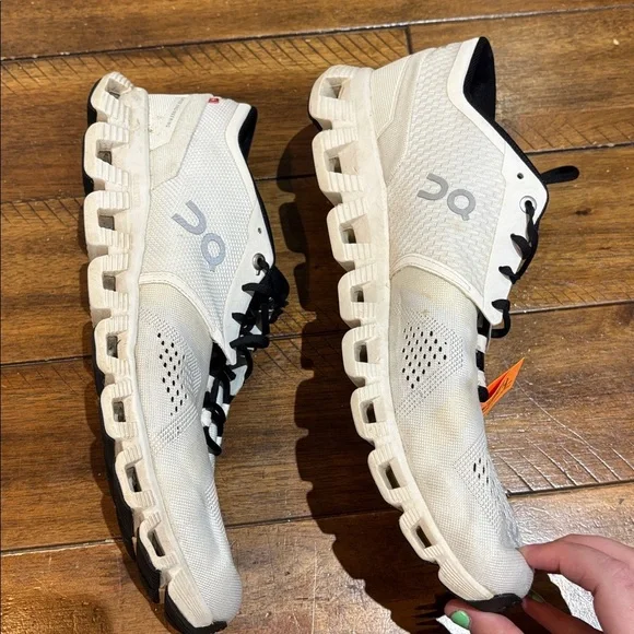 On Cloud Running Cream and Black Athletic Shoes - Picture 2 of 4